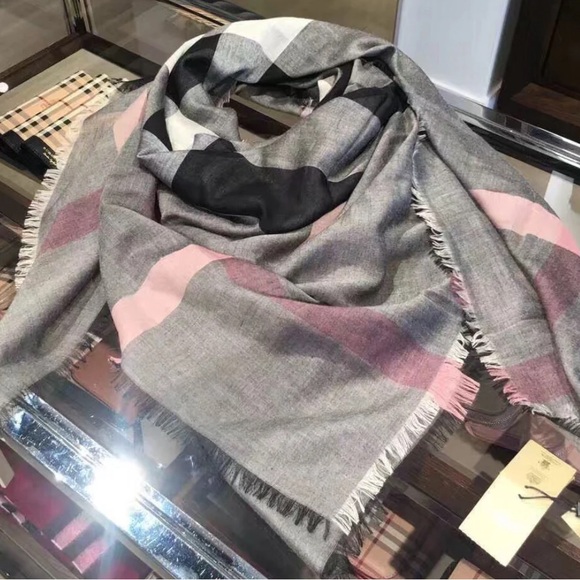 NWT Burberry relaxed mega check modal wool scarf in beautiful dark trenc… - Picture 4 of 9
